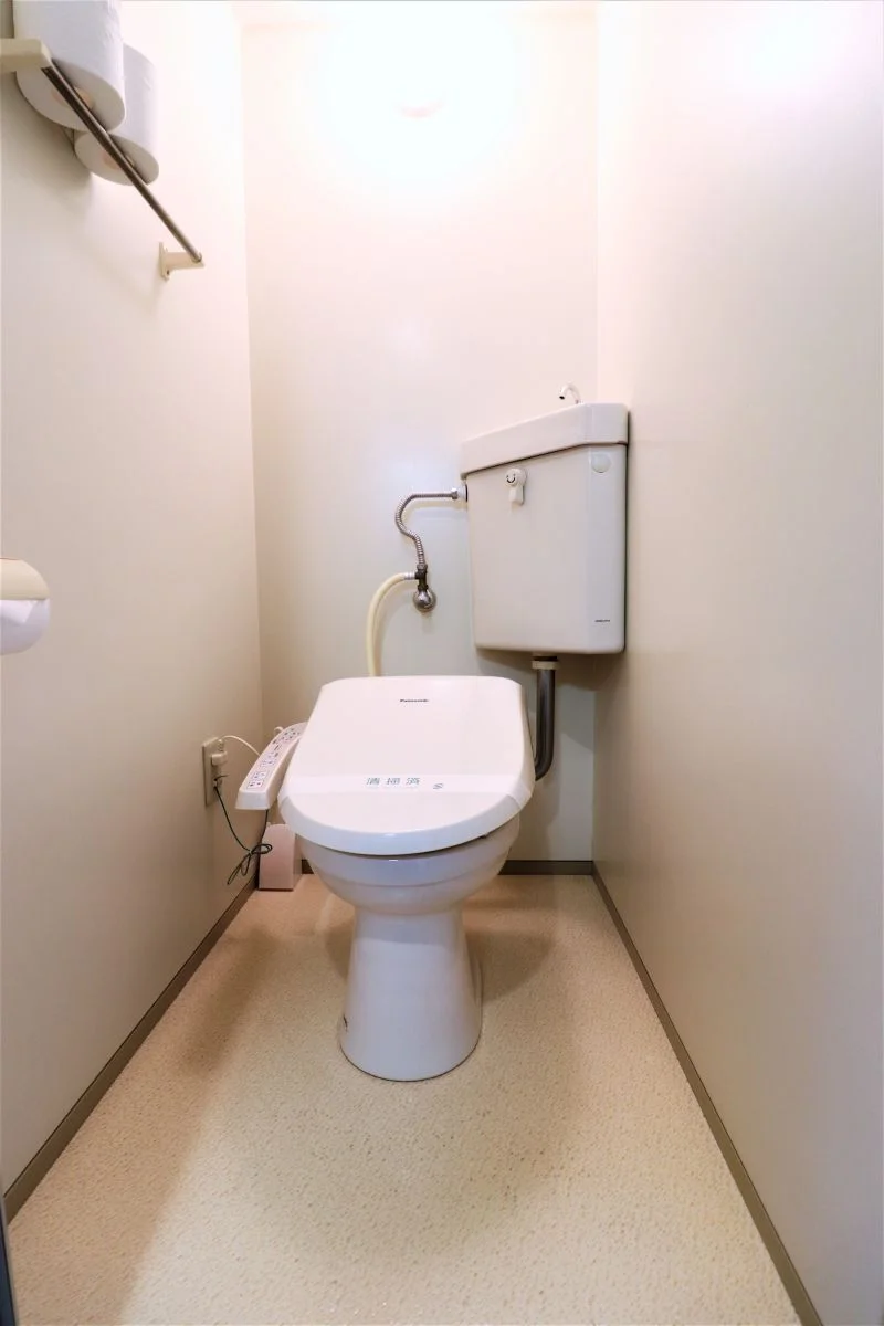 バストイレ別！トイレはなんとウォシュレット付き！トイレットペーパーやトイレブラシ等、他では置いてない備品も沢山ございますので短期～長期でお住まいの方にも「あったら助かるものが多い」と大変ご好評いただいております。