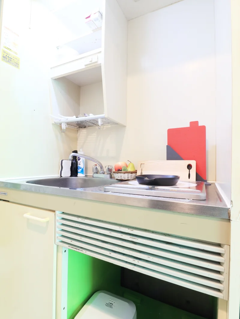 キッチンはお掃除する際に便利なＩＨ♪フライパンや鍋などの調理器具だけでなく、コップやお皿などもご用意しておりますので食材さえご用意いただければ、即日自炊可能です！