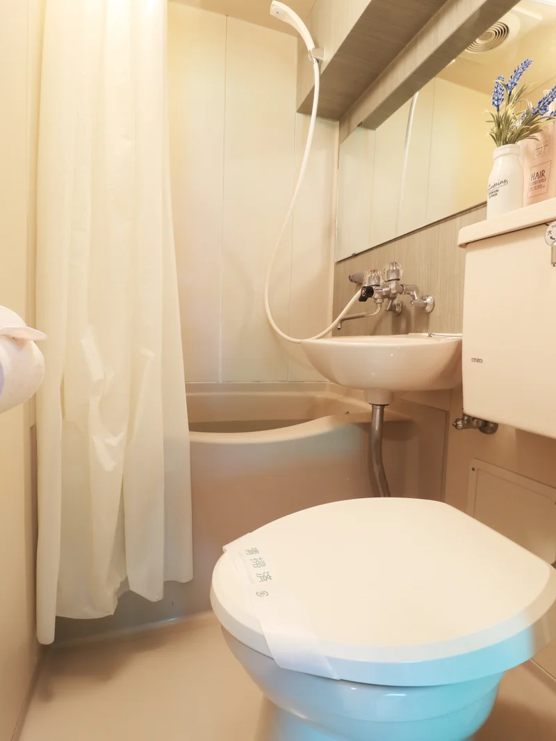 ささっとお風呂を済ませたい方にオススメのユニットバス！シャンプー・ボディーソープなど充実の品ぞろえです♪また、トイレブラシなど他では置いてない備品もご用意しておりますので、短期～長期でお住まいの方にも「あったら助かるものが多い」とご好評いただいております(^^♪