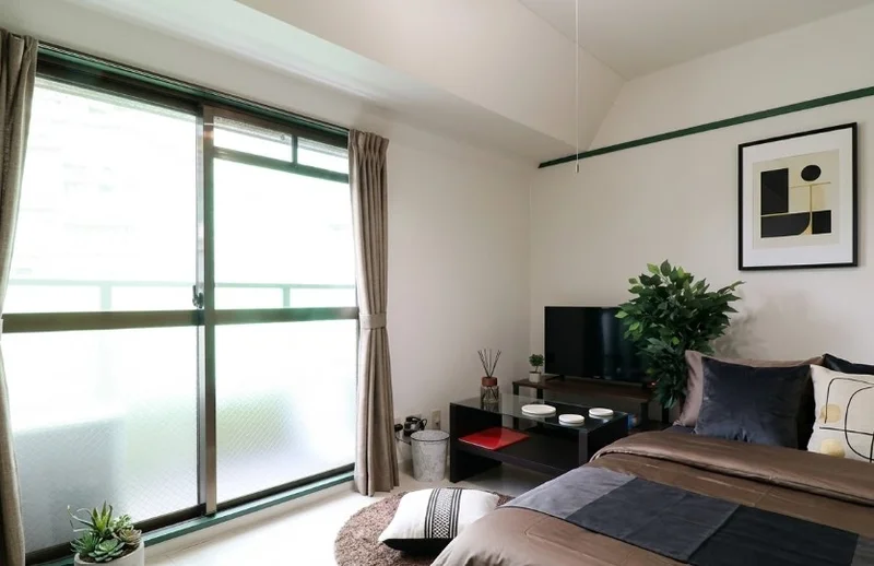 家具家電付きで入居されたその日から自宅のようにくつろいでいただける空間となっております。※植木と額とクッションなどの装飾は写真用です。