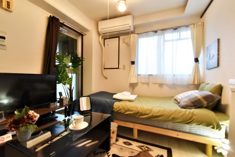 当物件はwi-fiが無料で使えます。ビジネスやネットサーフィン等に大変便利。掃除機や消臭剤、空気清浄機と多数の備品を標準でご用意しておりますので、清潔な空間を保てます。靴ベラや使い捨ての新品スリッパも備品としてご用意しておりますので、ご自由にお使いください。(*’ω’*)