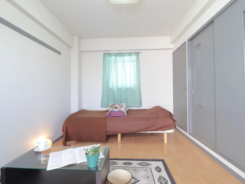 窓が多く　日光を取り入れやすい　明るいお部屋が魅力的！　リネンの取り揃えも豊富にあるので　長期滞在でも安心！