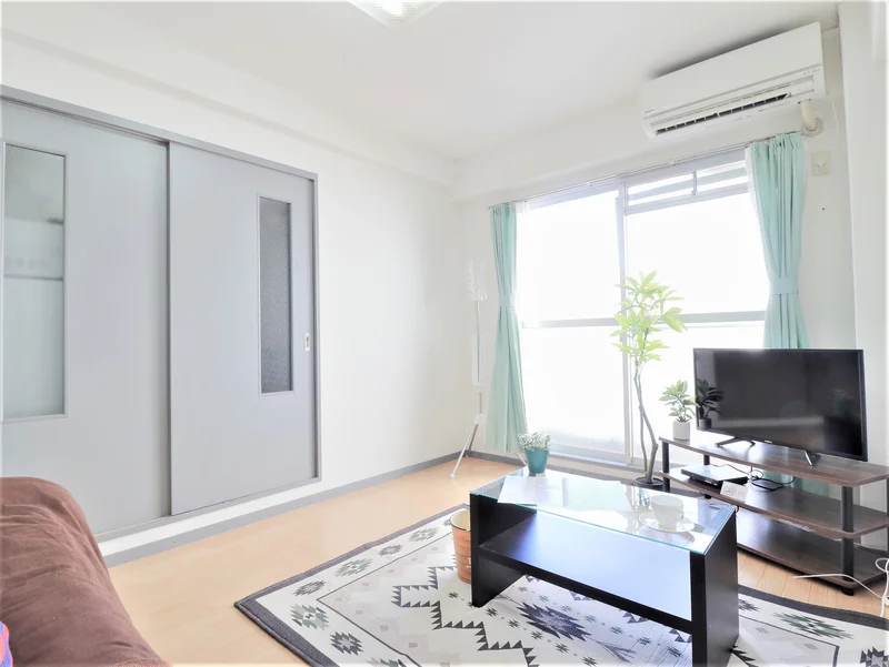 家具家電だけでなく　備品類も充実したマンスリーマンション！　エアコン付きのお部屋で一年を通して快適な室温でお過ごしいただけます。