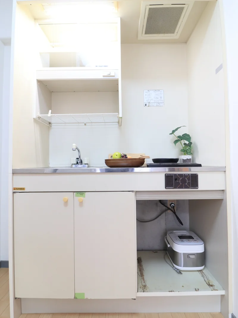 キッチンはお掃除する際に便利なＩＨ♪フライパンや鍋などの調理器具だけでなく、コップやお皿などもご用意しておりますので食材さえご用意いただければ、即日自炊可能です！