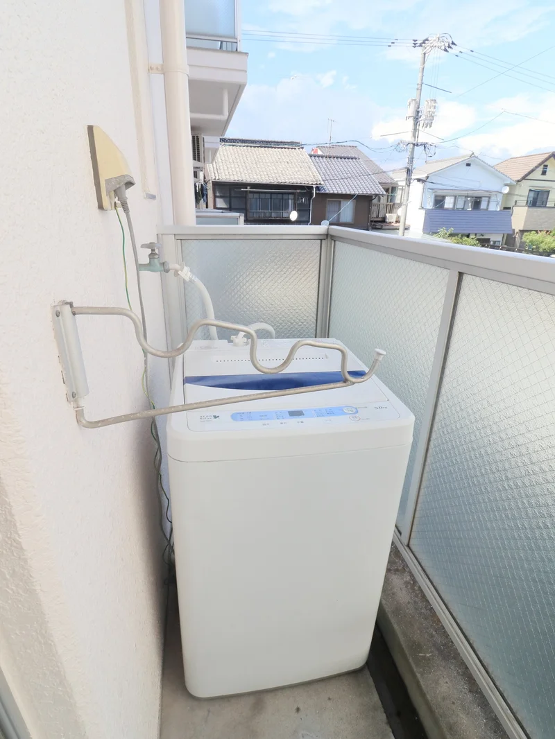 屋外洗濯機　コインランドリーに行かなくてOKなので　毎日お部屋で洗濯ができて清潔にお過ごしいただけます！　