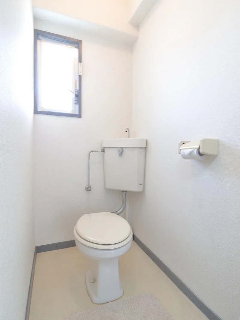 バストイレ別！トイレットペーパーやトイレブラシ等、他では置いてない備品も沢山ございますので短期～長期でお住まいの方にも「あったら助かるものが多い」と大変ご好評いただいております。