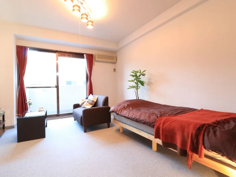 大き目なテレビがあり、ゆっくり寛げる空間となっております。家具家電だけでなく、ティッシュやリセッシュ等もご用意させてもらっているので非常にご満足度高くご利用いただいております！