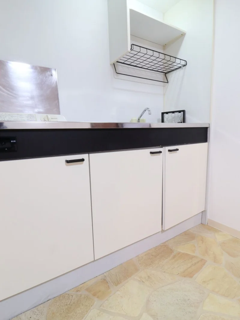 キッチンは炒めものに便利なガスコンロ(^^♪フライパンや鍋などの調理器具だけでなく、コップやお皿などもご用意しておりますので食材さえご用意いただければ、即日自炊可能です！