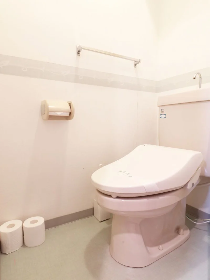 バストイレ別！トイレはなんとウォシュレット付き♪トイレットペーパーやトイレブラシ等、他では置いてない備品も沢山ございますので短期～長期でお住まいの方にも「あったら助かるものが多い」と大変ご好評いただいております。