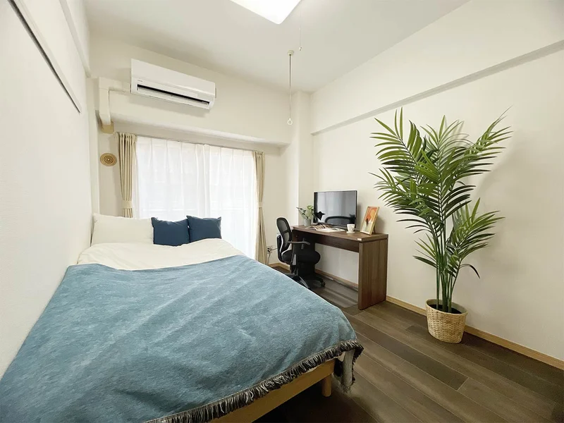 写真はお部屋のイメージです。ラグなどの室内装飾はございません。