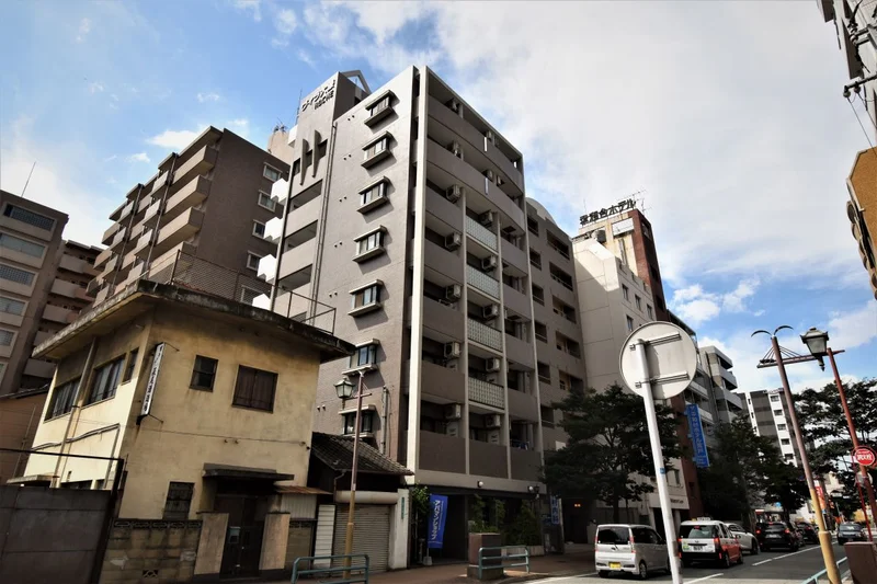高層マンションで近隣にはコンビニや飲食店が多数あり♪