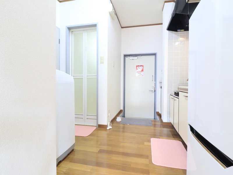 調理器具を各種取り揃えております！利用機会の多い電子レンジも標準完備です♪冷蔵庫・冷凍庫は単身者用で少し余裕のあるタイプですので、お近くのスーパーやコンビニでお買い物が多くなっても安心ですね(^^)炊飯器もありますので自炊できるのも嬉しいですね☆