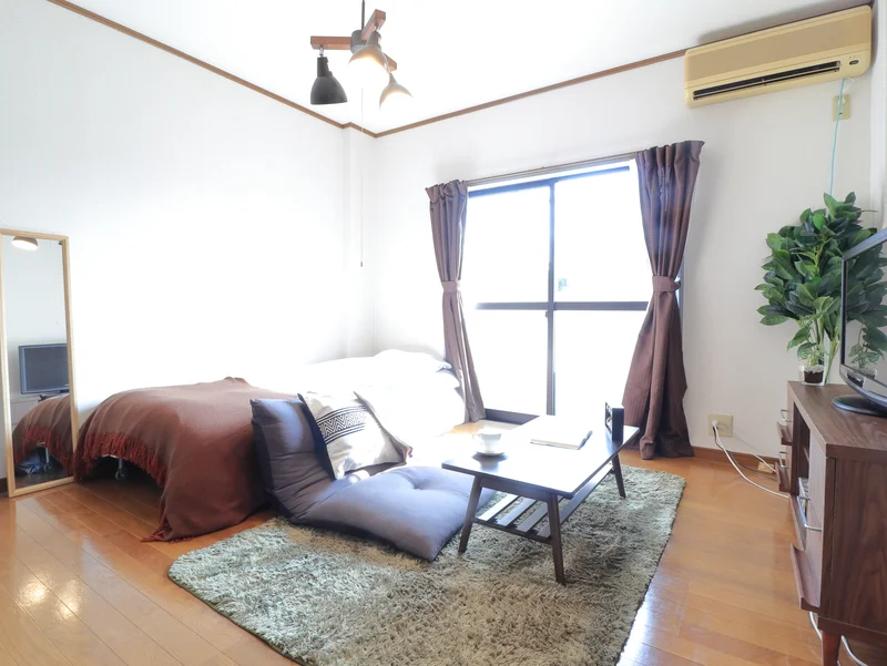 落ち着いた雰囲気のあるお部屋ですので、学生さんであれば勉強に集中できる環境も◎です！また、ビジネスや観光、ご家族の通院・入院の付き添いでいらっしゃる方にもゆっくりお寛ぎ頂けるお部屋です。扉でキッチンとリビングが仕切られておりますので、季節を問わず快適にお過ごし頂けます♪