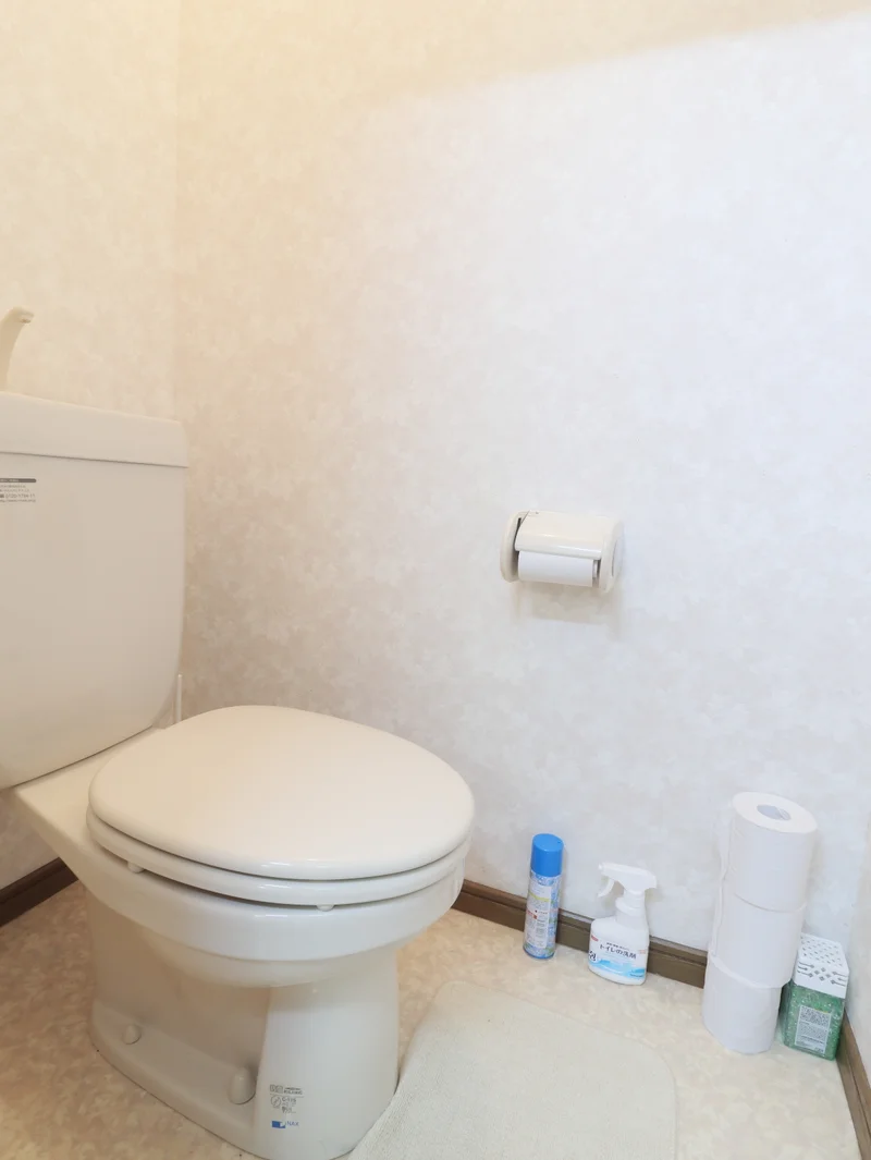 バストイレ別！　トイレットペーパーはもちろん　トイレブラシや洗剤などすべて標準品！