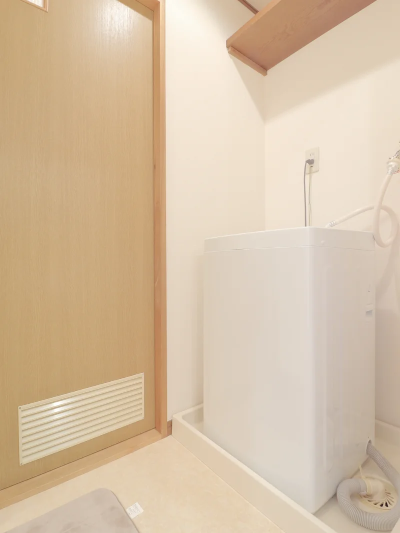 脱衣所がございます！室内洗濯機置き場に洗濯パン付き！！！洗濯物も　定期的にすることができます！洗濯洗剤もついてますよ！