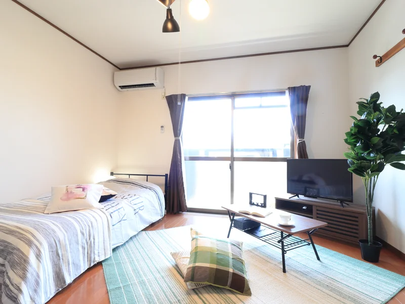 落ち着いた空間になります！クッション付きで　お部屋自体は広いです！工事関係者・工場関係者の出張や役所の出張等　法人様が多いエリアで短期宿泊・長期宿泊も可能です！