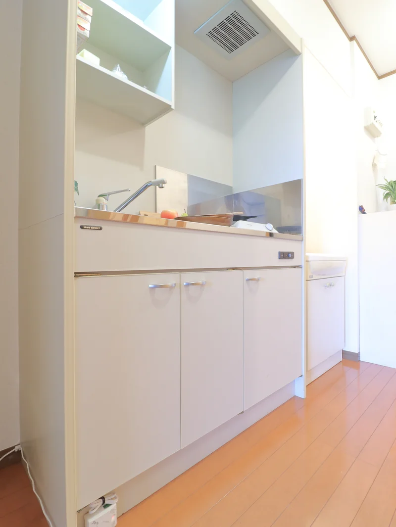 キッチンには冷蔵庫・電子レンジ・電気ケトル・炊飯器など家電類が充実♪　キッチン器具に関しても包丁・まな板から箸やフォークなどまで取り揃えております。