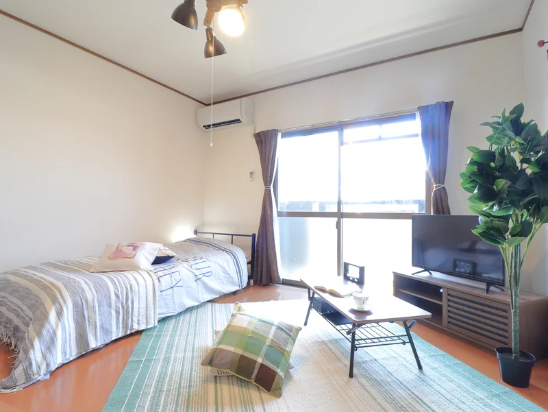 スポットライト照明でおしゃれに　広々空間を演出♪ベット付きで32型TVにて　ごゆっくりお過ごしいただけます！