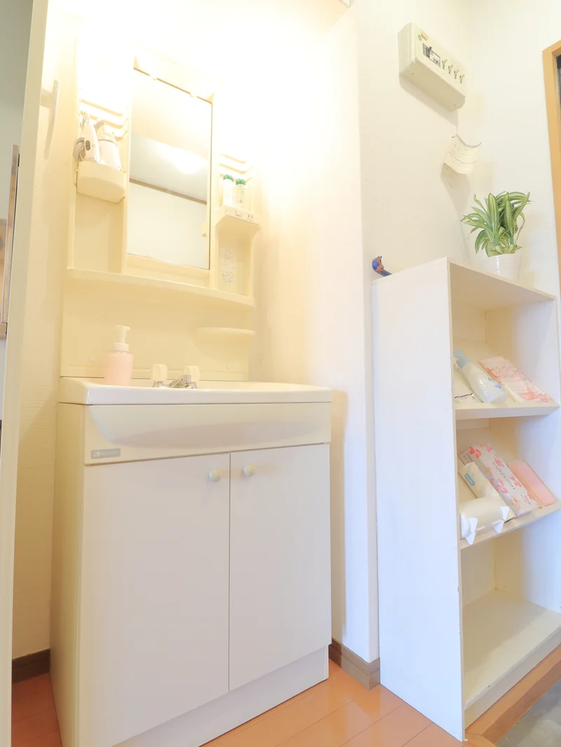 独立洗面台付きで朝自宅やお風呂上りに便利！　女性に嬉しい設備です！