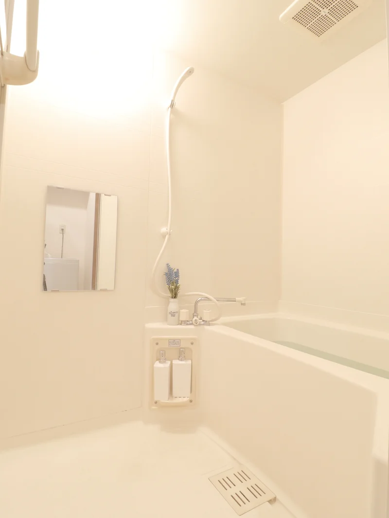 バストイレ別の物件になります！トイレットペーパーもご用意しております。長期の方には嬉しい清掃道具のオイレ洗剤とブラシで長期間快適な生活をお過ごしください！