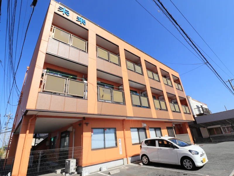 ゆめタウン宇部店近くに新規オープン！！外観は目を引くオレンジ♪室内リノベーション済ですのでとても綺麗です(^^)/徒歩圏内に格安の殿堂「ドン・キホーテ　宇部店」もありお買い物にも大変便利です☆近くのバス停まで徒歩５分なのもアクセス便利でおすすめです！