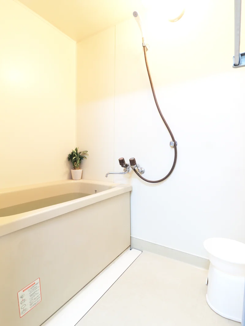 バスタブにゆったり浸かりたい方も、シャワー派の方にもおすすめのバス・トイレ別のお部屋です♪【Kマンスリー】のお部屋は備品が充実しておりますのでシャンプー・コンディショナー・ボディソープなど標準でご準備しております！またバスタブ派の方には風呂桶もございますので、ご自宅と同じようにバスタイムをお楽しみ下さい♪