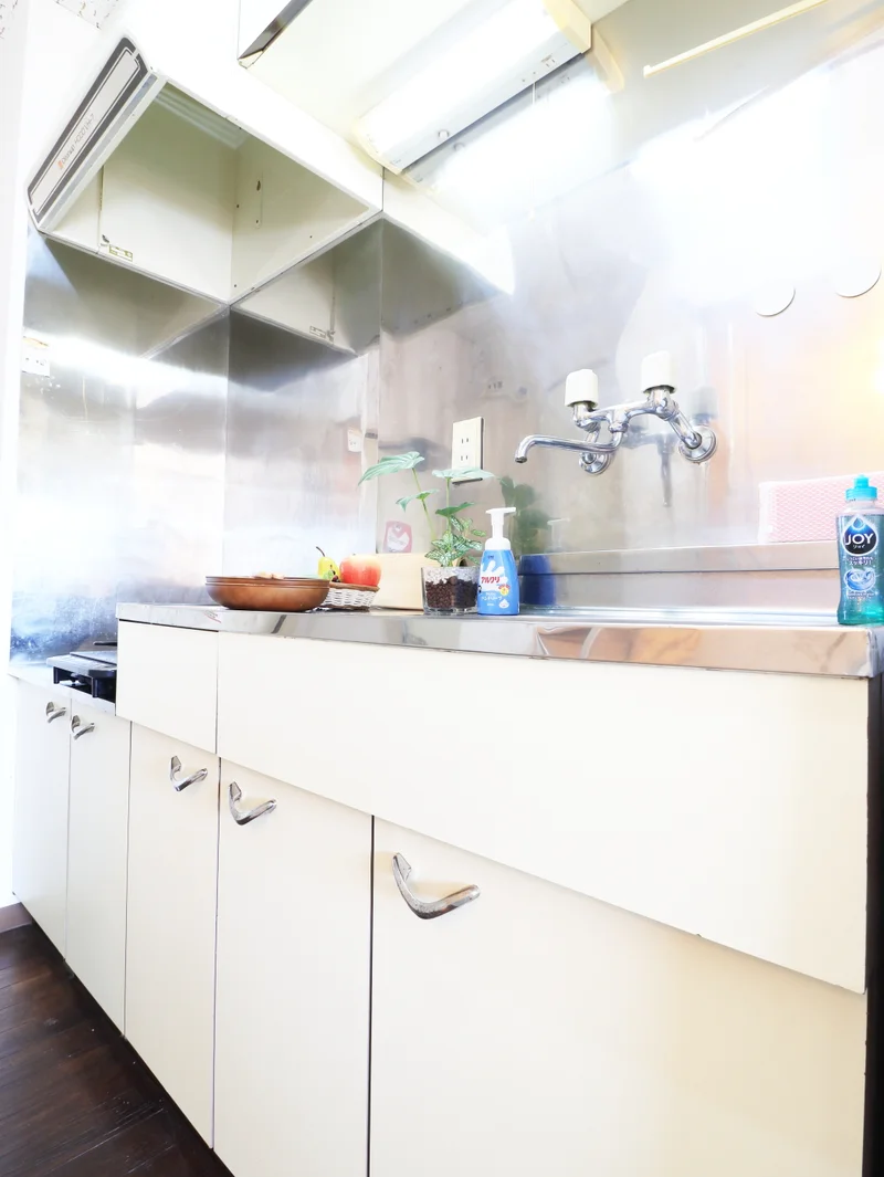 キッチンは各種調理器具（フライパンや食器類など）取り揃えておりますので、ご自身で準備する手間が省けて便利です！！自炊派の方にも外食派の方にも冷蔵庫や電子レンジ・電気ケトルといった使い勝手の良い家電をご準備しております☆