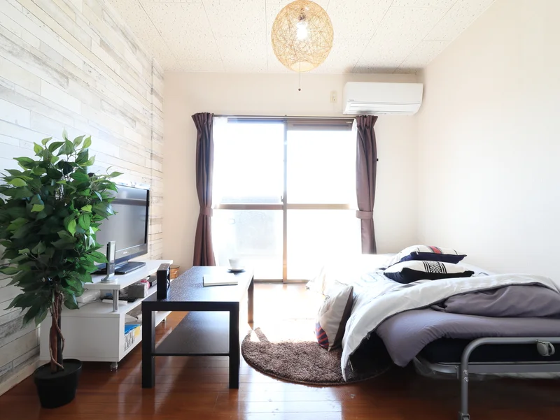 室内は落ち着いた雰囲気でゆっくりとお寛ぎ頂けます♪32型TVが標準装備なのも嬉しいポイントです☆また同物件内に別のお部屋のご用意もございますので、法人で２部屋借りたいという方や、お友達やご家族で一緒に行動するけど１部屋ずつで泊まりたい！という方にも是非(^^♪
