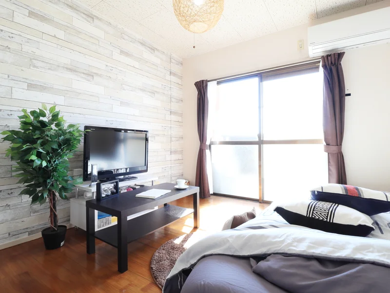 室内はデザインクロスで人気のリノベーション済です♪小野田・宇部・新川方面などにもアクセス良好の為、観光やビジネスで多方面にご予定のある方に特におすすめの物件です！また家具・家電や各種備品が揃っておりますので、お荷物を少なくしたい方・短期から長期で滞在なさる方にも大変便利です(^^♪