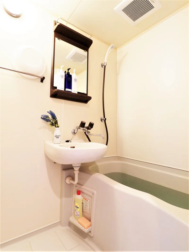 ユニットバスにて、シャンプー・コンディショナー・ボディーソープ・ハンドソープ完備です！さらに　ボディータオルもございます！湯舟にもつかれ　桶にもご用意！安らぎを♪長期ご利用の方も安心！　お風呂洗剤もあるので綺麗に保ち　長期滞在も快適にお過ごしいただけます！