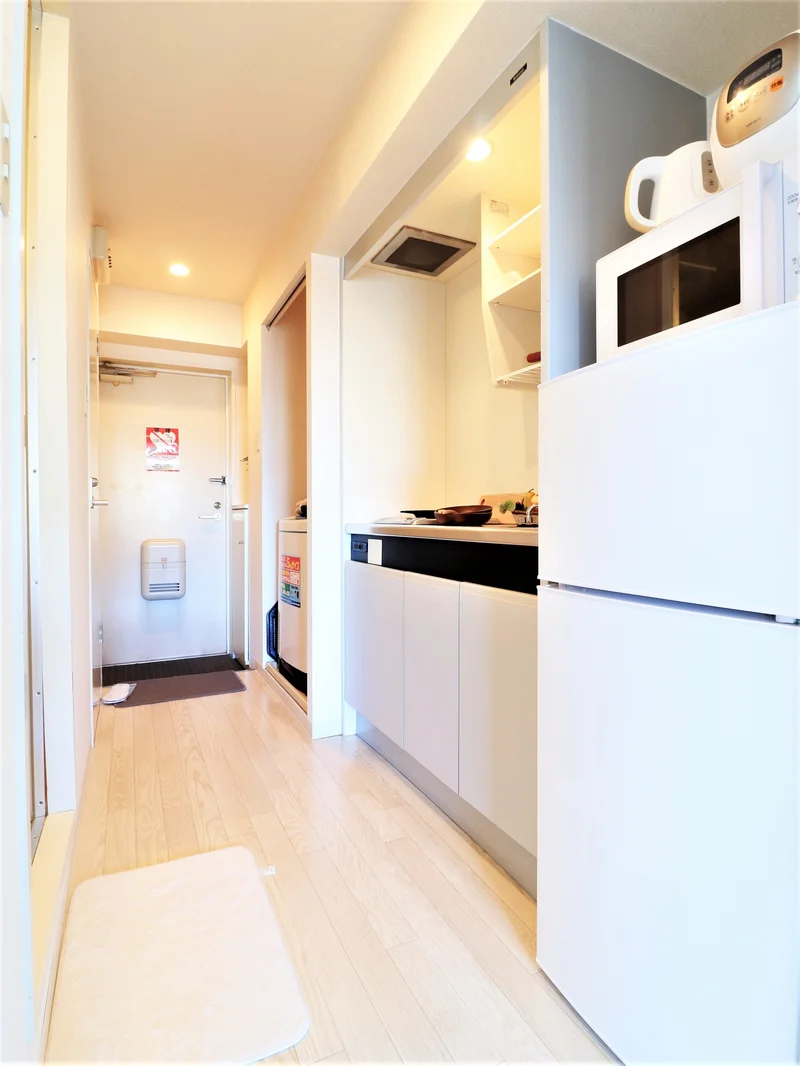 キッチンはIH1口で安心調理可能！！家電は、冷蔵庫・電子レンジ・電気ケトル・炊飯器など充実完備！　キッチン器具も充実しており　包丁やまな板・箸やフォーク・スプーン・フライパンなどを取り揃えております☆当然　お皿もありますよ！詳しくは設備や備品一覧をご覧ください！