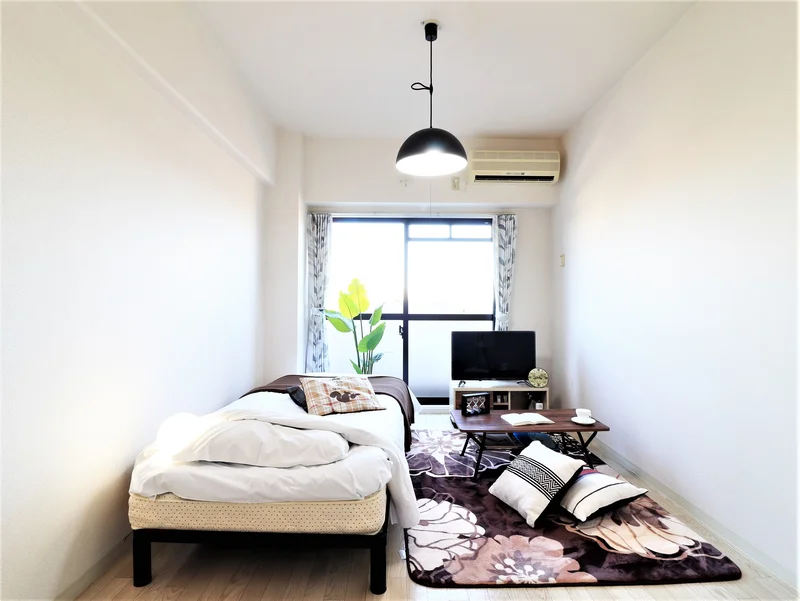 室内は、調和がとれた色合いに　オシャレな照明で少し　気分も明るく！昼は日差しが少し眩しいこともあるので　カーテンを閉めてご利用ください！