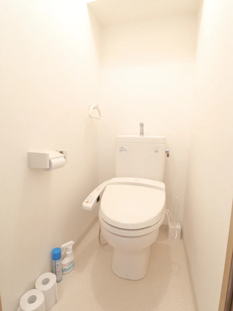 こちらも人気のウォシュレット付きトイレです♪【Kマンスリー】のお部屋では、お手洗いに必須の消臭剤やトイレブラシなど、他では置いていない備品などもたくさんありますので、短期～長期でお住まいの方にも「あったら助かるものが多い」と、大変ご好評いただいております！！