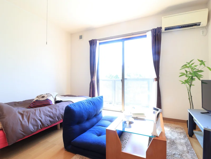 お部屋は広々30㎡越えですので、ゆったりとお寛ぎ頂けます☆ご要望の多いソファや家具・家電完備で着いたその日からご自宅と同じような感覚で生活していただけます！バス・トイレ別でカウンターキッチンやインターネット無料など人気の設備がたくさん付いておりますので、お早めのご予約をお願い致します！！