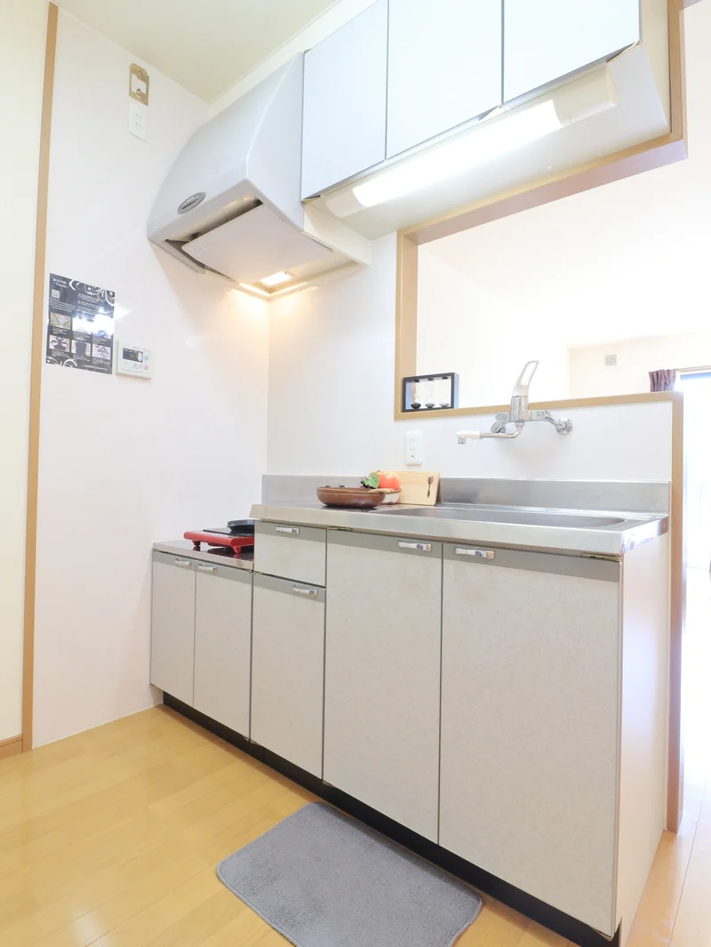 人気のカウンターキッチンで調理器具を各種取り揃えておりますので、すぐに自炊もできます♪また冷蔵庫や電子レンジ、あると嬉しい電気ケトルなどもオプション料金なしで全て標準で装備しておりますのでご自由にお使い頂けます！炊飯器や食器類（コップ・お皿・お箸）などもご準備しておりますので、短期～長期滞在の方にもおすすめです！！