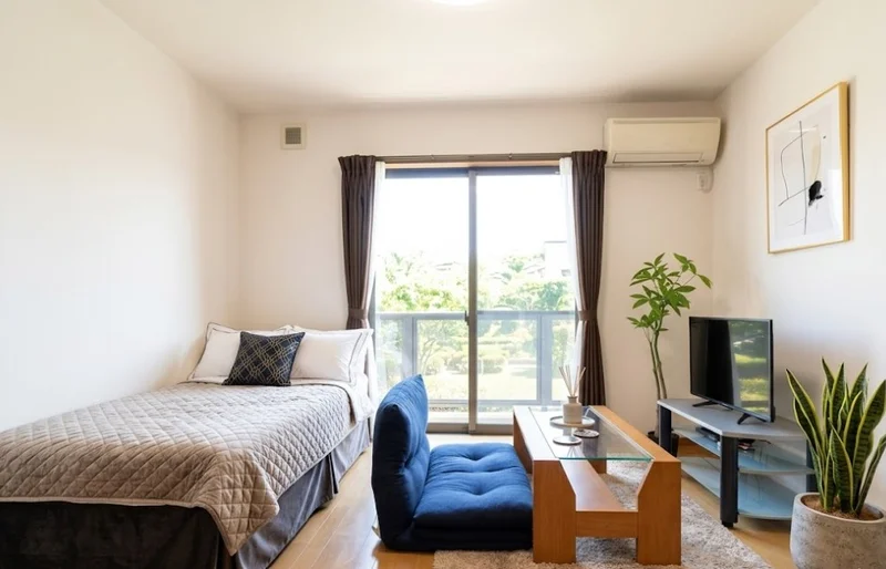 お部屋は広々30㎡越えですので、ゆったりとお寛ぎ頂けます☆ご要望の多いソファや家具・家電完備で着いたその日からご自宅と同じような感覚で生活していただけます！バス・トイレ別でカウンターキッチンやインターネット無料など人気の設備がたくさん付いておりますので、お早めのご予約をお願い致します！！※植木と額とクッションなどは写真用です。