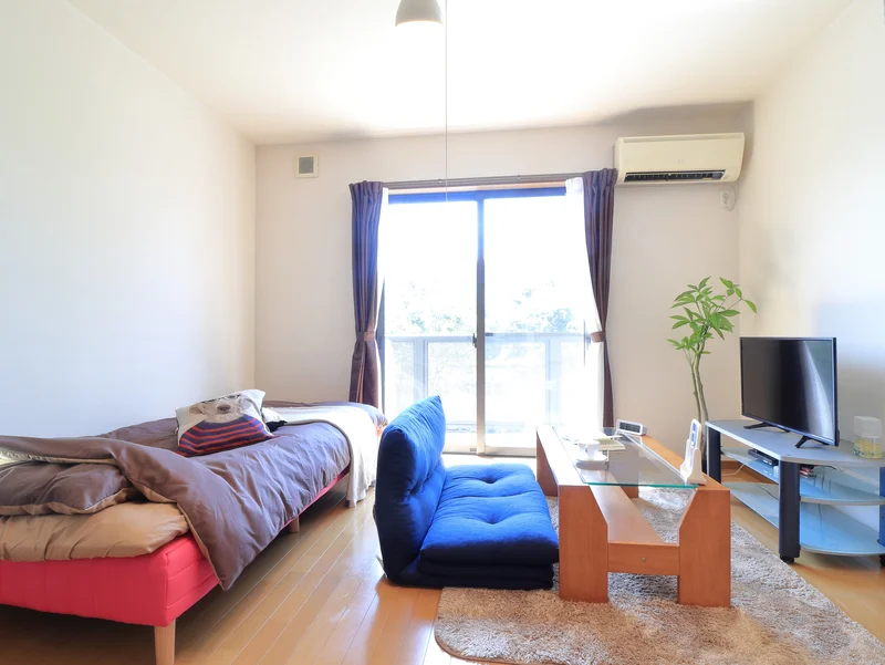 暖かい雰囲気が魅力的な1R家具家電付きで入居されたその日から自宅のようにくつろいでいただける空間となっております。ウォークインクローゼットもございますので、ぜひご利用ください(^^♪