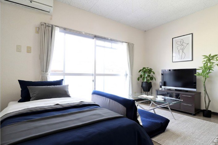 カウンターキッチン付きの綺麗なお部屋です！大きめソファでゆったりとお寛ぎ頂けます♪【Kマンスリー】は家具・家電付きで備品も充実しております！！駐車場付き物件ですので、ビジネス・観光のご利用にもおすすめです(^^♪※植木と額とクッションなどは写真用です。
