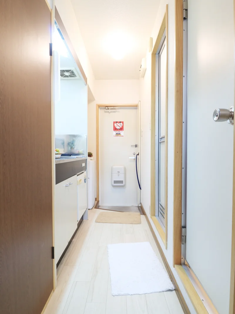 キッチンスペースも広々としています！　食器類や調理器具もそろっていて自炊もできます♪