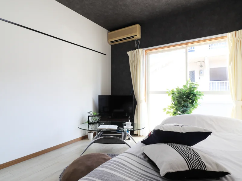 暖かい雰囲気が魅力的な1K！家具家電付きで入居されたその日から自宅のようにくつろいでいただける空間となっております。収納スペースもございますので、ぜひご利用ください(^^♪