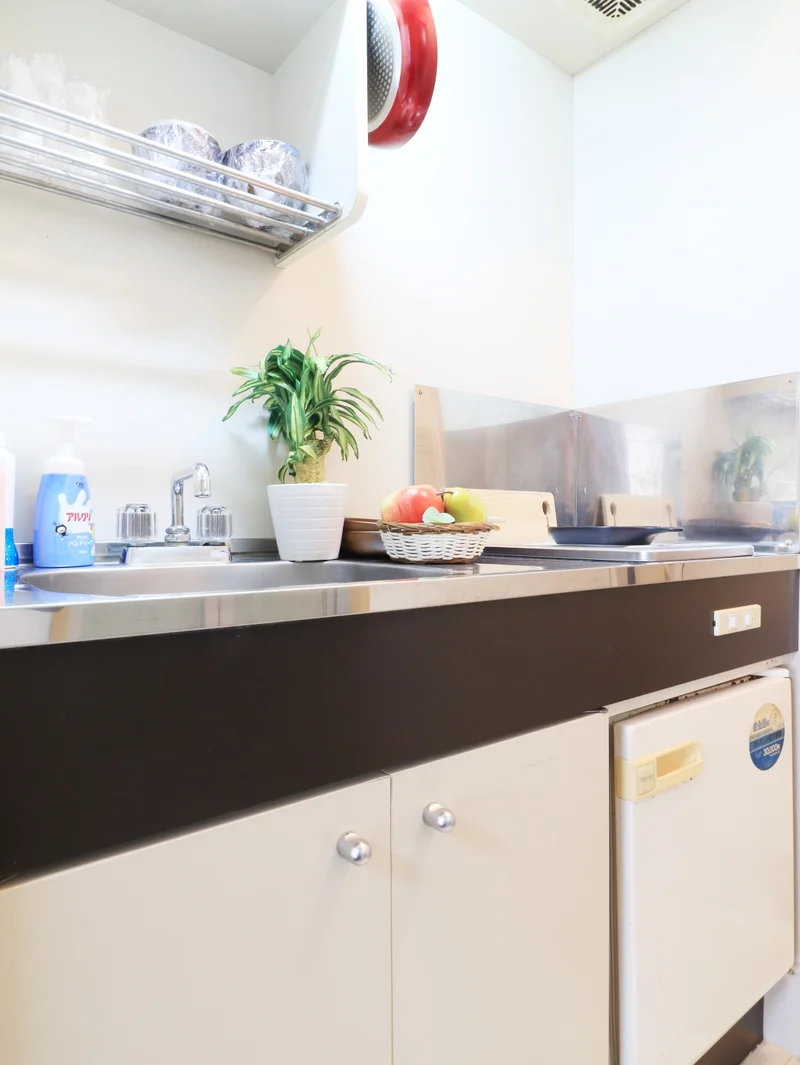 キッチンはIH1口で安心調理可能！！家電は、冷蔵庫・電子レンジ・電気ケトル・炊飯器など充実完備！　キッチン器具も充実しており　包丁やまな板・箸やフォーク・スプーン・フライパンなどを取り揃えております☆当然　お皿もありますよ！詳しくは設備や備品一覧をご覧ください！