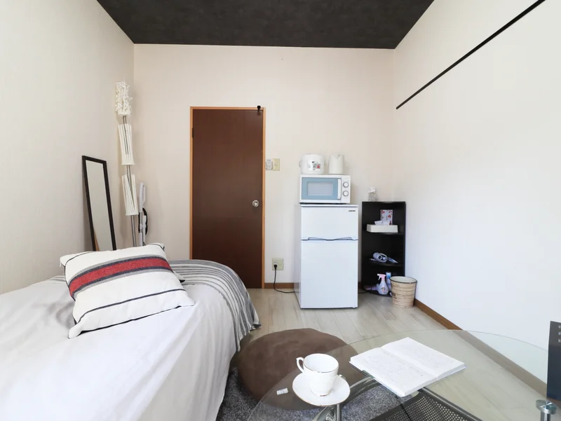 一人暮らしに必要な家具家電がそろった１Kのお部屋です！　リネン類も取り揃え豊富です♪