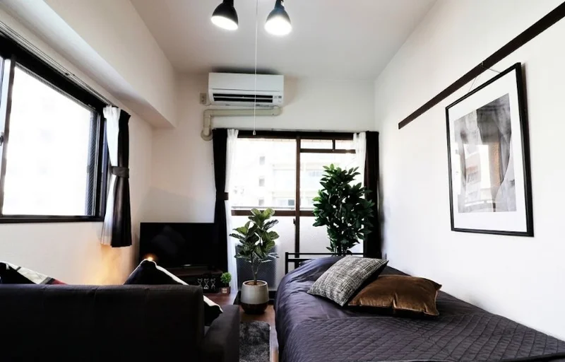 暖かい雰囲気が魅力的な1R！家具家電付きで入居されたその日から自宅のようにくつろいでいただける空間となっております。※植木と額とクッションなどは写真用です。