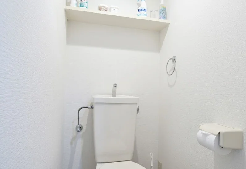 バストイレ別で、トイレットペーパーが3つまで付いてます！　トイレ洗剤とブラシ付きで　いつもきれいに快適に！