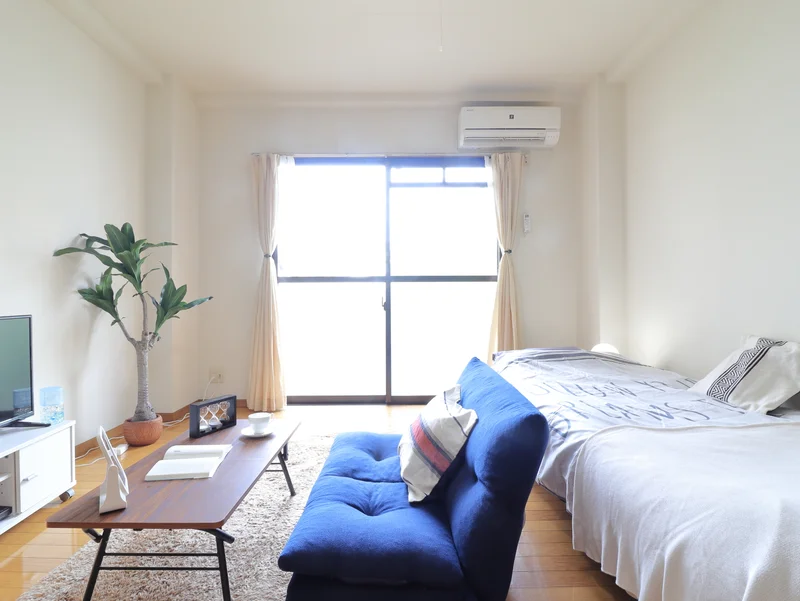 暖かい雰囲気が魅力的な1DK！家具家電付きで入居されたその日から自宅のようにくつろいでいただける空間となっております。収納スペースもございますので、ぜひご利用ください(^^♪