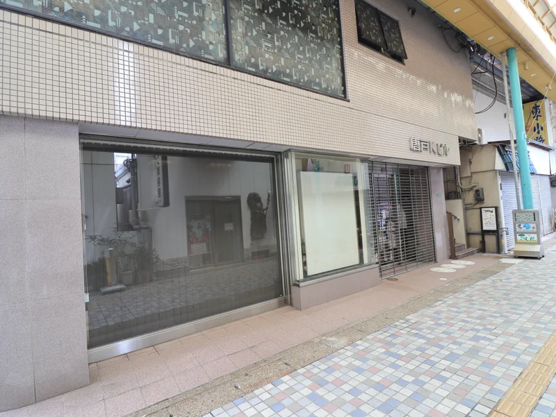近隣の駐車場あり♪商店街の中にあるので飲食店など多数あり、生活する際に非常に便利！唐戸市場も徒歩圏内にございますのでお休みの日に出かけてみるのもよさそうです♪