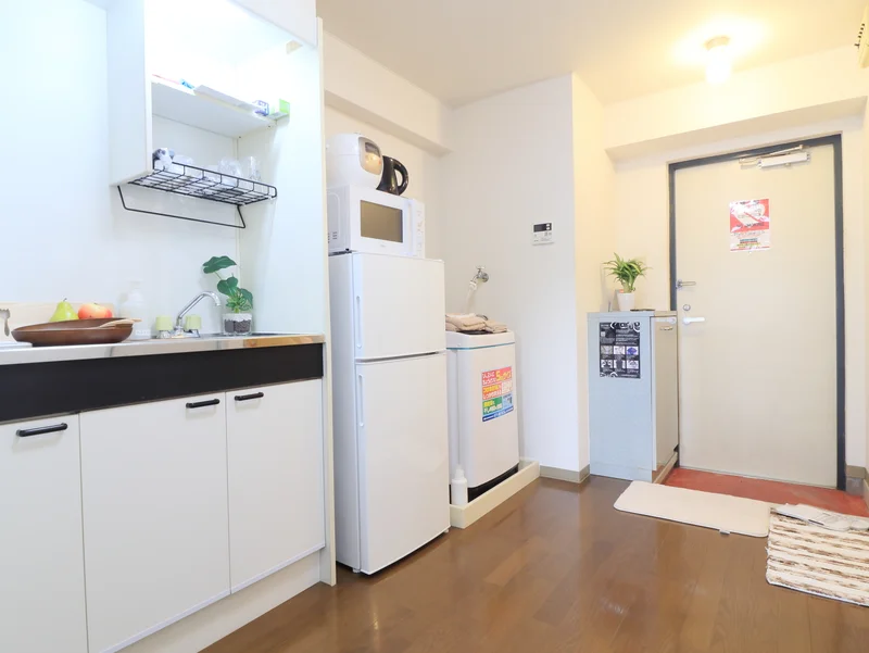 キッチンはIH1口で安心調理可能！！家電は、冷蔵庫・電子レンジ・電気ケトル・炊飯器など充実完備！　キッチン器具も充実しており　包丁やまな板・箸やフォーク・スプーン・フライパンなどを取り揃えております☆当然　お皿もありますよ！詳しくは設備や備品一覧をご覧ください！解放感あふれる玄関！シューズBOX・靴ベラがございますので是非ご活用ください♪