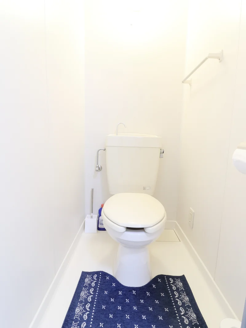 バストイレ別！トイレットペーパーやトイレブラシ等、他では置いてない備品も沢山ございますので短期～長期でお住まいの方にも「あったら助かるものが多い」と大変ご好評いただいております。