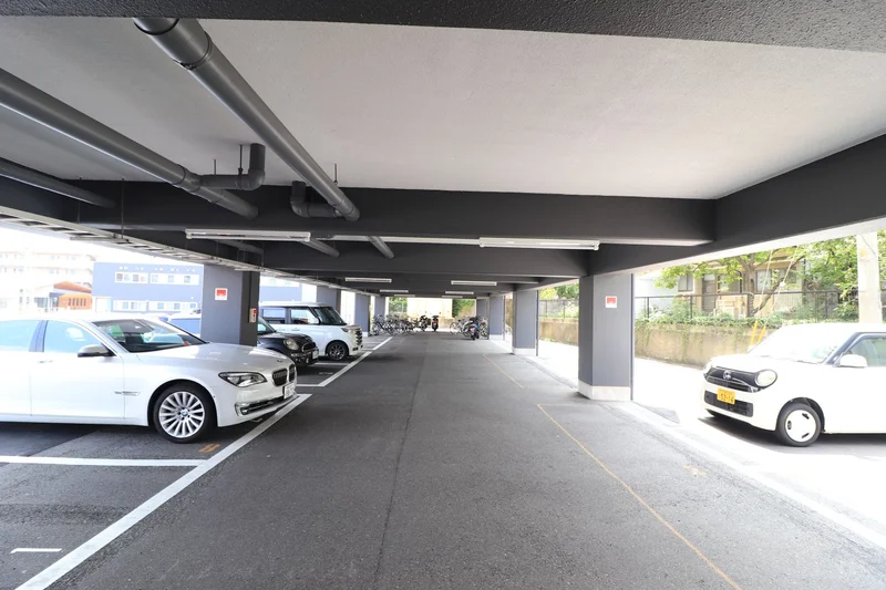 敷地内駐輪場　近場へのちょっとしたお出かけなどにも便利です。敷地内駐車場あり　車移動される方にも便利な立地となっております