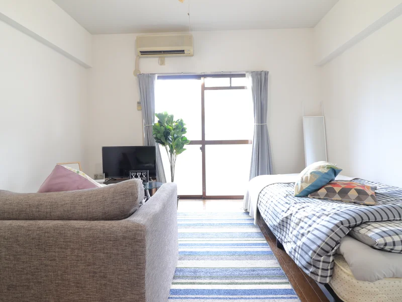 大き目なテレビがあり、ゆっくり寛げる空間となっております。家具家電だけでなく、ティッシュやリセッシュ等もご用意させてもらっているので非常にご満足度高くご利用いただいております！